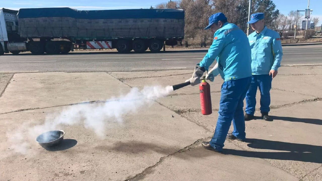 以练筑防 防患未“燃”拜泉石油公司开展消防灭火实战演练