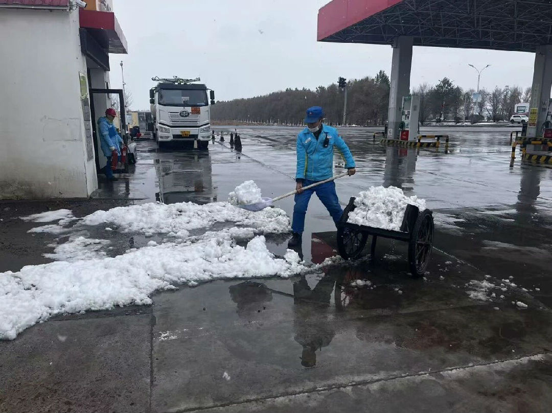 【闻雪而动 保供护航】拜泉县石油公司全力应对暴雪黄色预警